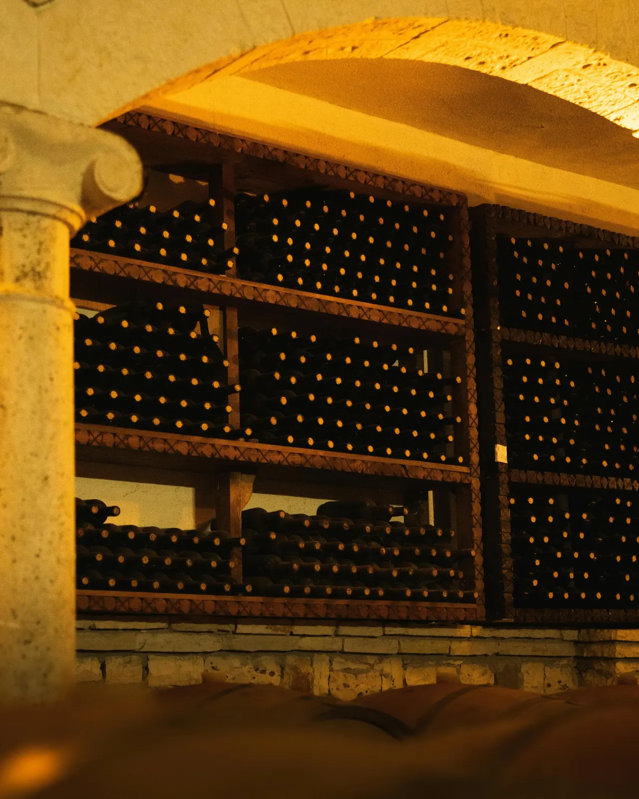 Botellero de vino bajo una bóveda de piedra
