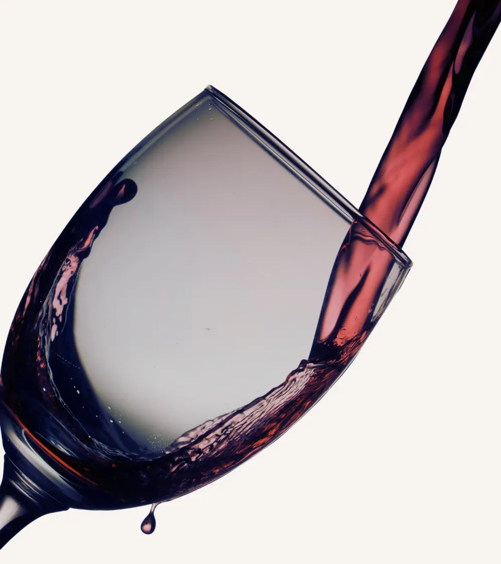 Vino tinto vertiéndose en una copa